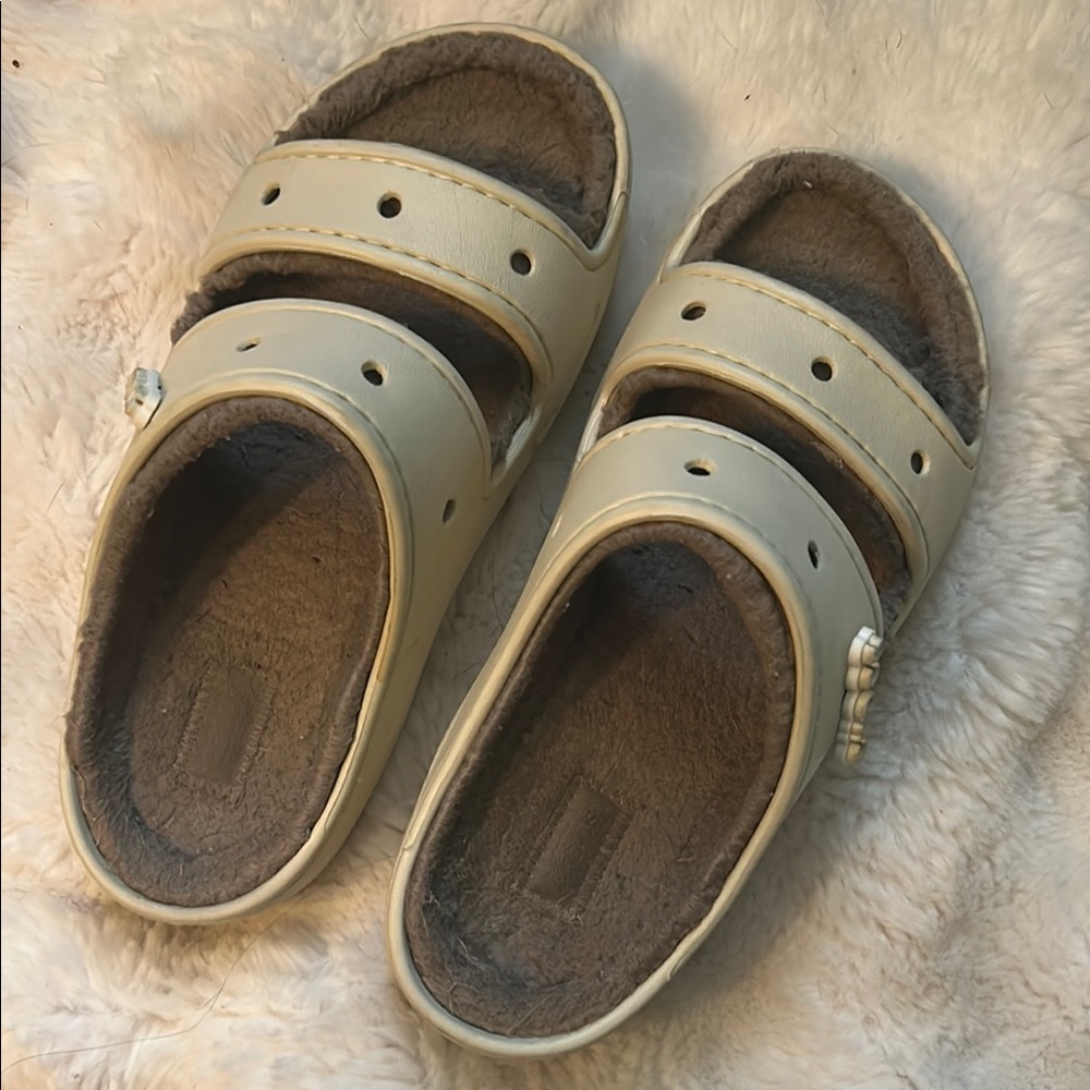 Woman’s Crocs Clogs / Khali and light brown